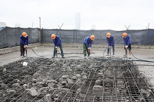 Tòa nhà 8B Lê Trực: 1 tháng nữa sẽ 'cắt ngọn' xong tầng 19