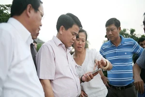 Cá chết ở Hồ Tây: Chủ tịch Nguyễn Đức Chung đi thị sát