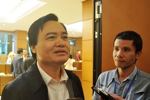 Bộ trưởng Giáo dục nói về vụ điều giáo viên tiếp khách