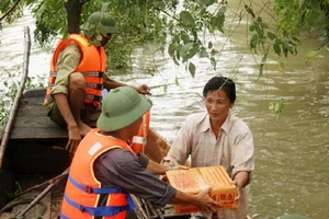Hà Nội ủng hộ đồng bào miền Trung 12 tỉ đồng