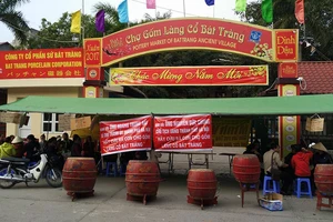 Tiểu thương Bát Tràng bức xúc vì chợ bất ngờ đóng cửa