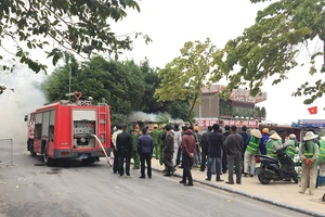 Xảy ra cháy khi cưỡng chế nhà hàng nổi Hồ Tây