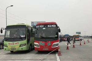 Nhiều xe khách kéo về Hà Nội phản đối chuyển bến