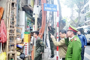 Hà Nội đồng loạt ra quân xử lý lấn chiếm vỉa hè