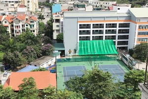 Nhà sàn bề thế cùng sân tennis 'mọc' trong trường học