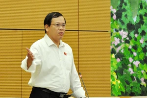 'Anh này chống tham nhũng, anh kia chống lưng...'