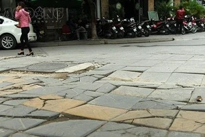 Chủ tịch Hà Nội yêu cầu thanh tra việc lát đá vỉa hè