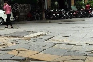 Chủ tịch Hà Nội yêu cầu dừng các dự án lát đá vỉa hè