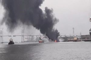 Tàu chở xăng dầu bốc cháy dữ dội tại cảng Đình Vũ