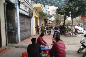 Chém cậu tử vong, cầm dao xông vào trụ sở công an 