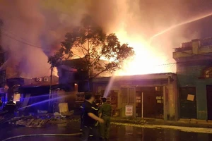 Bãi tập kết gỗ bùng cháy dữ dội