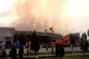 Nhà máy xơ sợi bốc cháy dữ dội ở Quảng Ninh 