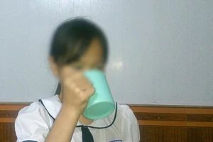 Cô giáo phạt học sinh uống nước vắt từ giẻ lau bảng