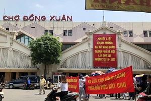 Căng băng rôn phản đối vì nghe tin đồn xây lại chợ