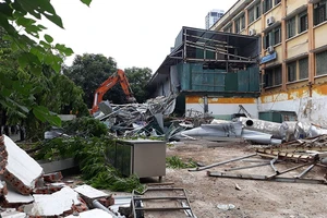 Cưỡng chế công trình sai phép tại mương Phan Kế Bính