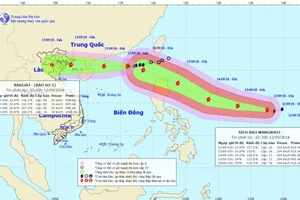 Bão số 5 đang mạnh lên, siêu bão MangKhut đang đuổi theo sau