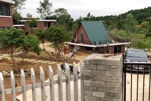 Biệt phủ ở Sóc Sơn: Đình chỉ công tác chủ tịch xã Minh Phú