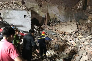 Chùm ảnh vụ sập nhà phố cổ sát Hồ Gươm