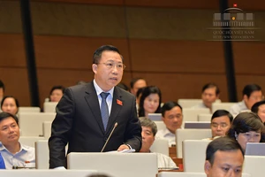 'Có người dùng trang phục, quân hàm để lội ngược dòng đạo lý'