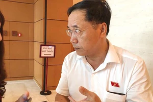 Đề xuất cấm quan chức lộ bí mật công tác cho quan bà, sân sau