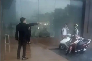 Quản lý khách sạn 5 sao nói về nhân viên đuổi khách trú mưa