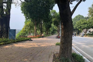 Chùm ảnh: Hà Nội vắng vẻ sau khi siết chặt giãn cách xã hội