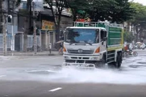 Hà Nội duyệt chi hơn 114 tỉ đồng rửa đường ngày nắng nóng