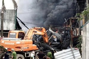 Đám cháy ở Long Biên nghi sản xuất hóa chất chui