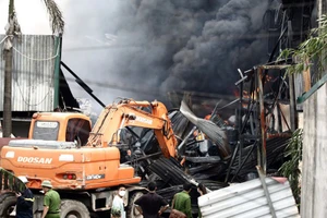 Có nhiều chất độc hại xung quanh kho ở cảng Đức Giang bị cháy 