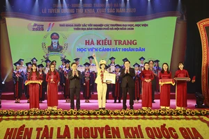 Hà Nội tuyên dương 88 thủ khoa xuất sắc