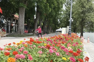 Công trình lát đá vỉa hè, chỉnh trang Hồ Gươm sắp về đích