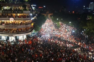 Cấm dắt, thả rông chó ở phố đi bộ Hồ Gươm