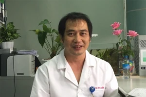 Vinh danh 'Công dân Thủ đô ưu tú' 1 bác sĩ chống COVID-19 