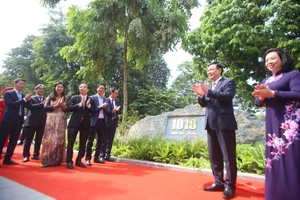 Bí thư, Chủ tịch Hà Nội gắn biển công trình cải tạo Hồ Gươm