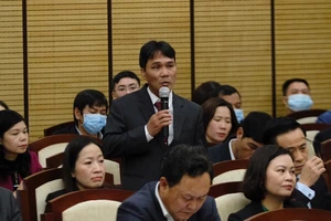 'Cát sông Hồng đẹp như gái 18, luôn bị cát tặc dòm ngó'