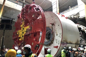 Lắp ráp xong 'quái vật' đào hầm đường sắt Nhổn - ga Hà Nội