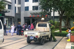 Chung cư Goldmark City bị phong toả do có phát hiện một người đàn ông quốc tịch Hàn Quốc tử vong không rõ nguyên do vào sáng 17-2. Ảnh: TP