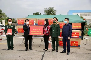 Hà Nội hỗ trợ Hải Dương 2 tỉ đồng và 50.000 khẩu trang y tế để phòng chống dịch COVID-19. Ảnh: TP