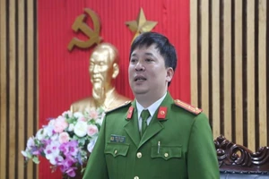 Cháu bé 3 tuổi trèo qua lan can khi bố mẹ đi tiễn khách