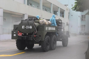 Cận cảnh Bộ Tư lệnh Thủ đô phun khử khuẩn tại Bệnh viện K