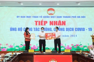 Hà Nội tiếp nhận 26,7 tỷ đồng ủng hộ chống dịch COVID-19