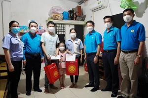 Hà Nội: Hàng vạn công nhân mất việc, thiếu việc do COVID-19