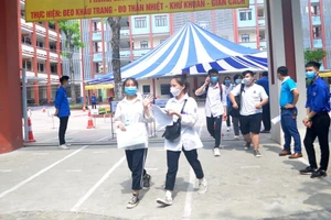 Chùm ảnh: Thí sinh Hà Nội hào hứng ra về sau môn thi đầu