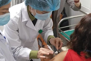 Tạm đình chỉ 1 cán bộ phường đưa người nhà vào danh sách tiêm vaccine