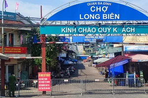 Hà Nội phong toả chợ đầu mối Long Biên, tìm người từng đến chợ