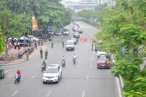 Hà Nội siết chặt giấy đi đường, nơi kiểm tra xác xuất, nơi gây ùn tắc