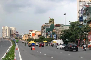 Toàn cảnh thông tin Hà Nội ngày đầu thực hiện giấy đi đường mới