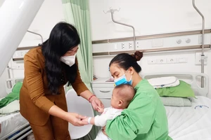 Thăm hỏi, động viên gia đình 18 bé bị tiêm nhầm vaccine COVID-19 