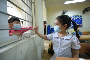 Gần hết năm học, học sinh lớp 1-6 tại Hà Nội được trở lại trường 