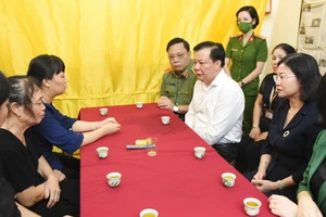 Bí thư TP Hà Nội chia buồn cùng gia đình 3 cán bộ, chiến sỹ hi sinh trong vụ cháy quán karaoke